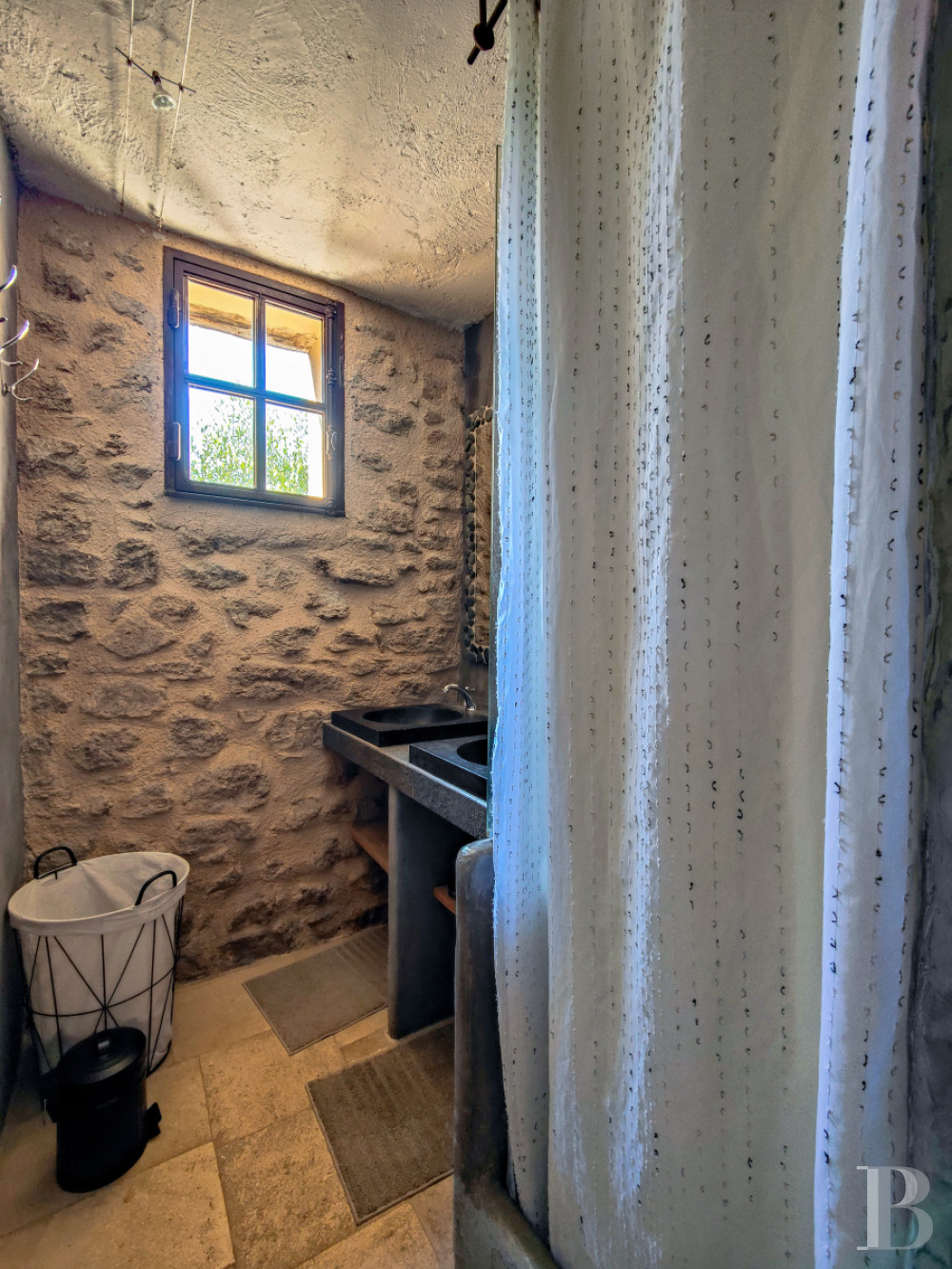 Dans le Vaucluse, aux environs de Beaumes-de-Venise,  une ancienne ferme du 18e siècle bordée de vignes - photo  n°25